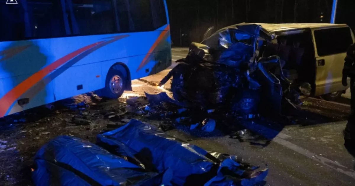 На Столичному шосе у Києві маршрутка зіткнулася з мінівеном: загинуло двоє людей, багато постраждалих