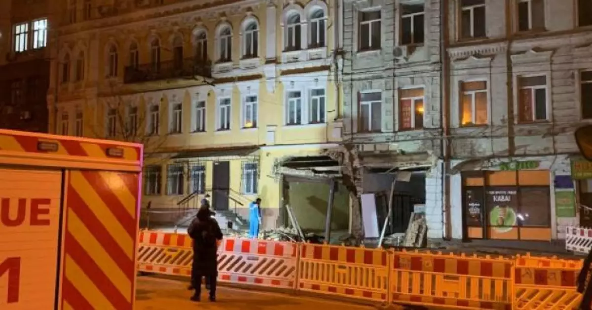 Обвал фасаду в історичному будинку на Петлюри:: історичний будинок в Києві руйнується після аварії