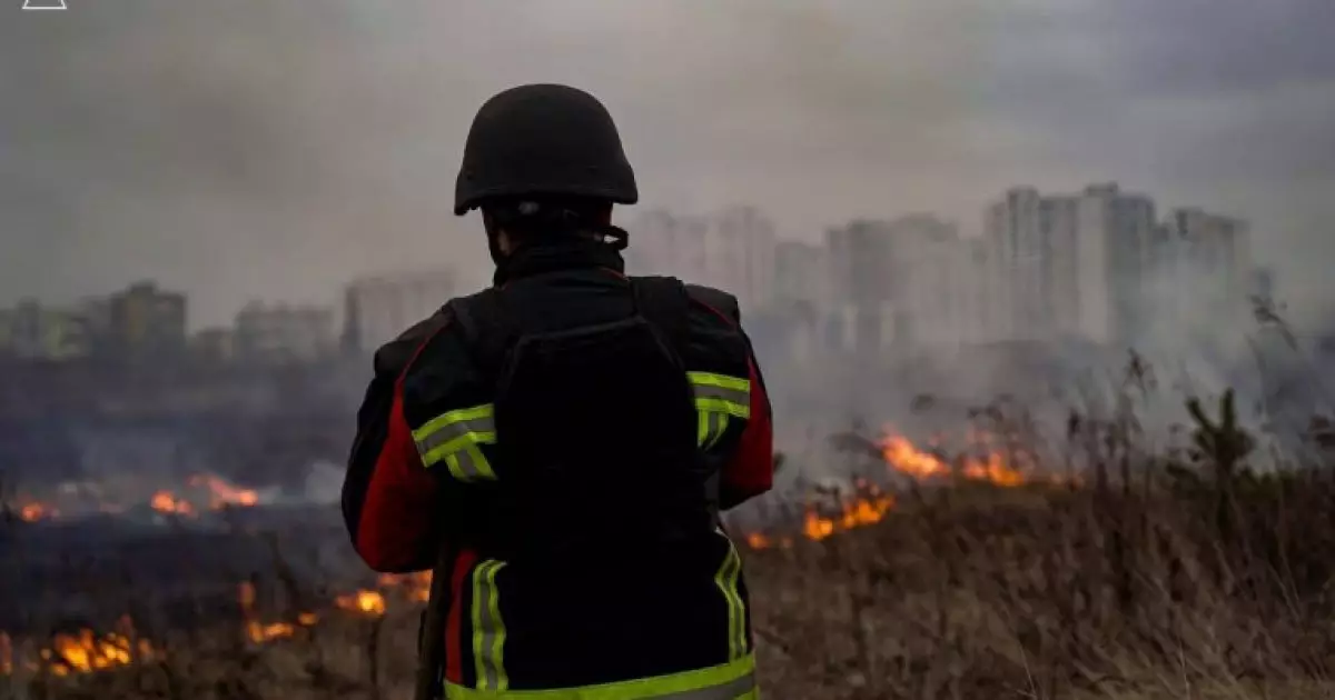 Рятувальники показали кадри з місця падіння уламків БпЛА у Деснянському районі Києва