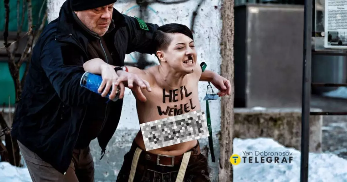 Протест Femen у Києві: акція перед посольством Німеччини проти проросійських сил
