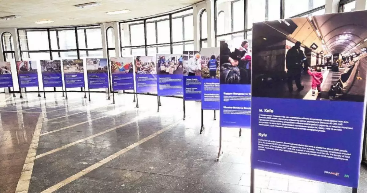 Вражаючі кадри війни: у київському метро відкрили фотовиставку «Стійкість у єдності»