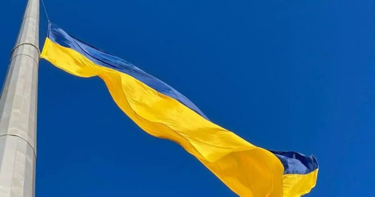 Найбільший прапор України приспустили в Києві: причини та наслідки