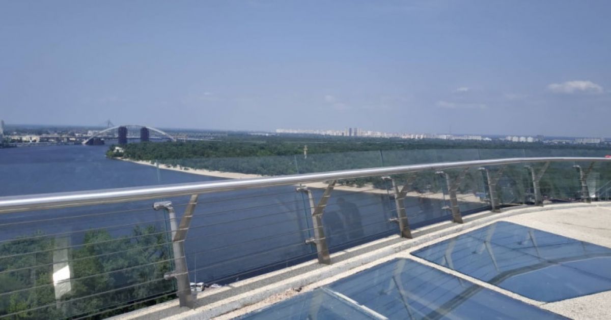 Знову тріснуло: що відбувається зі скляним мостом у Києві?