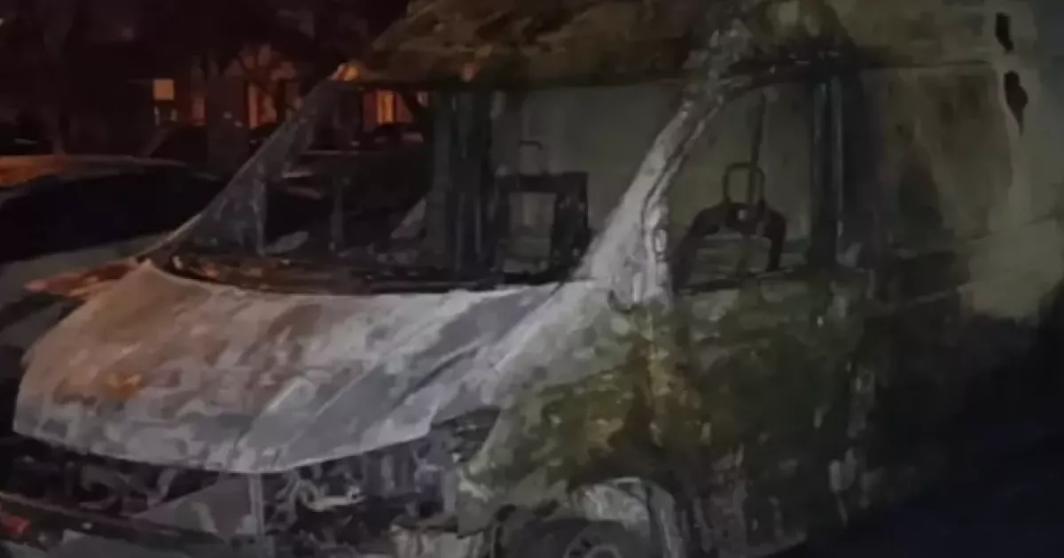 Масштабна пожежа на Оболоні: згоріли три автомобілі у дворі багатоповерхівки