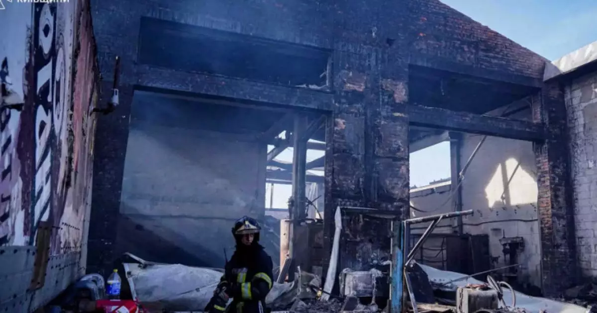 Масштабна пожежа на СТО під Києвом: вітер поширив вогонь на 1200 кв. м