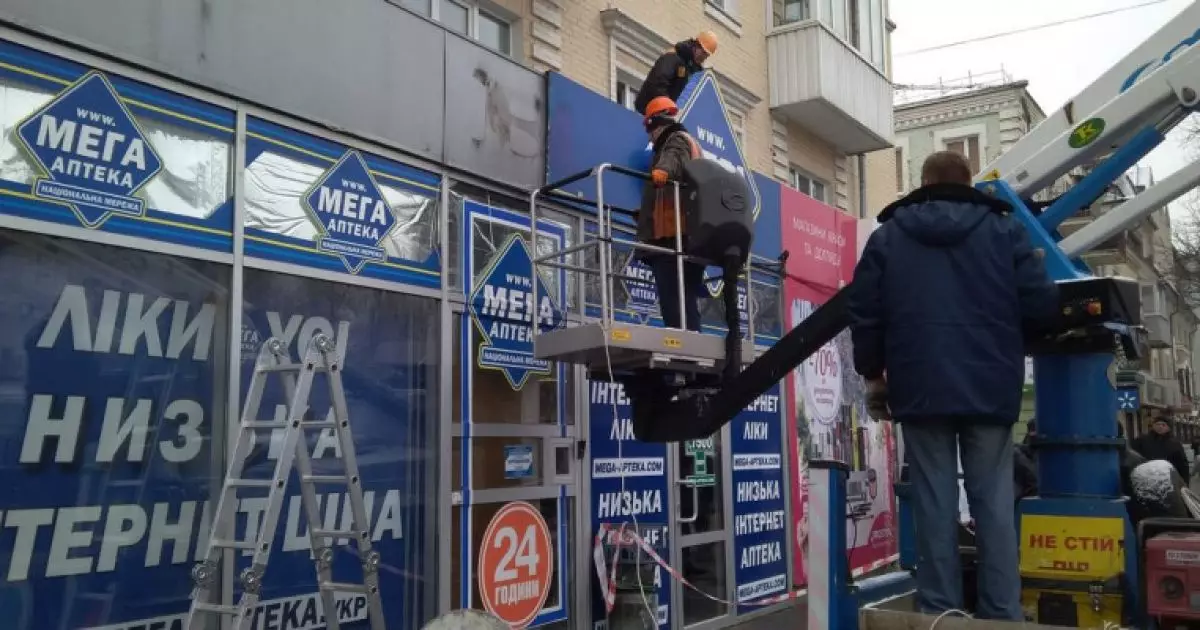 У Києві демонтували понад 1800 незаконних рекламних конструкцій за лютий