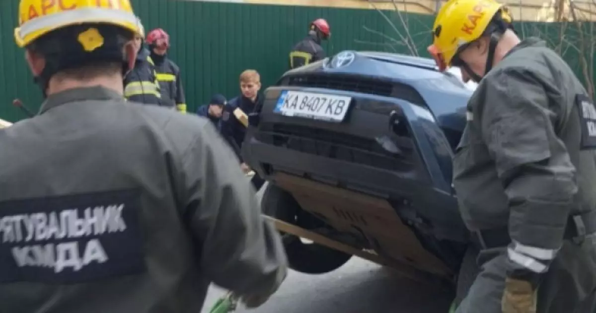 У Києві рятувальники дістали три авто з провалля: роботи тривали понад п’ять годин