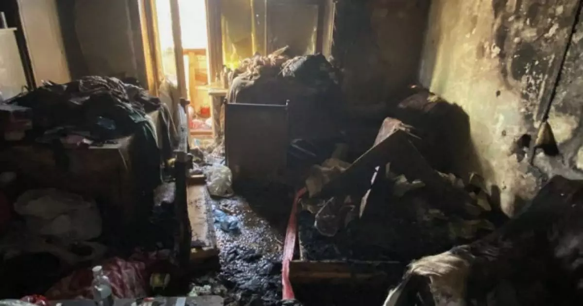 Пожежа в Оболонському районі: рятувальники витягли чоловіка з вогню