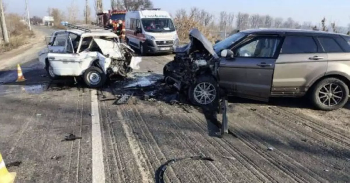 Смертельна ДТП на Київщині: загинув водій ВАЗ, жінка постраждала