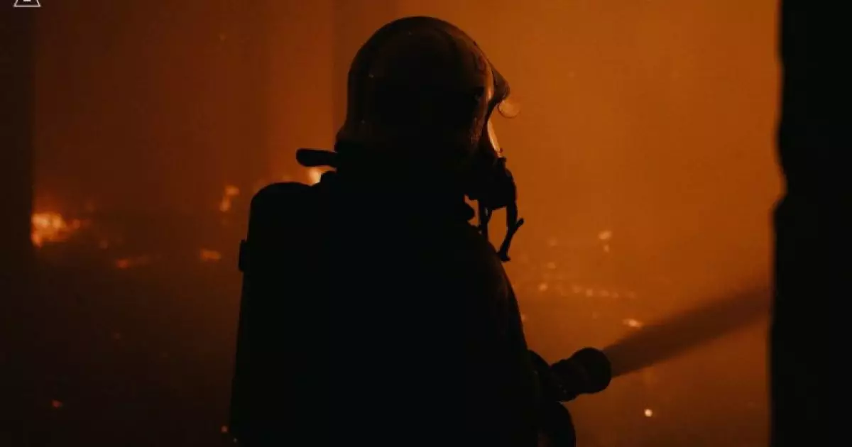 У Києві сталася масштабна пожежа на складі в Деснянському районі