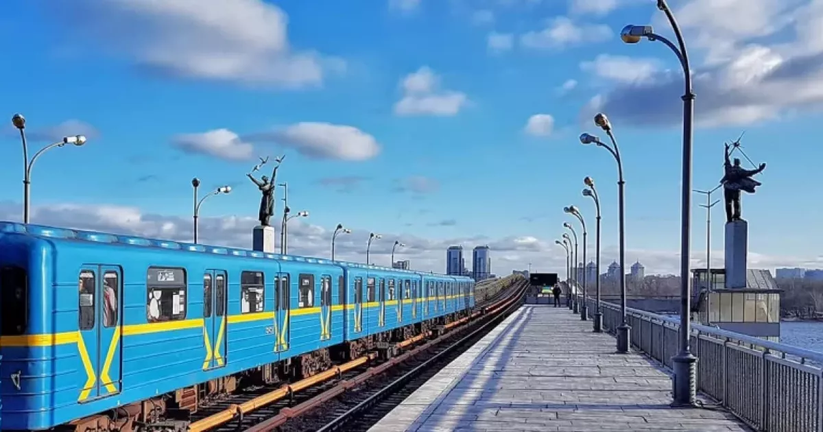 Рух червоної гілки метро в Києві відновлено після пошкодження