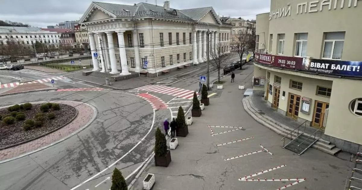 Акція пам'яті в Києві: театри встановили напис "ДІТИ" біля дверей