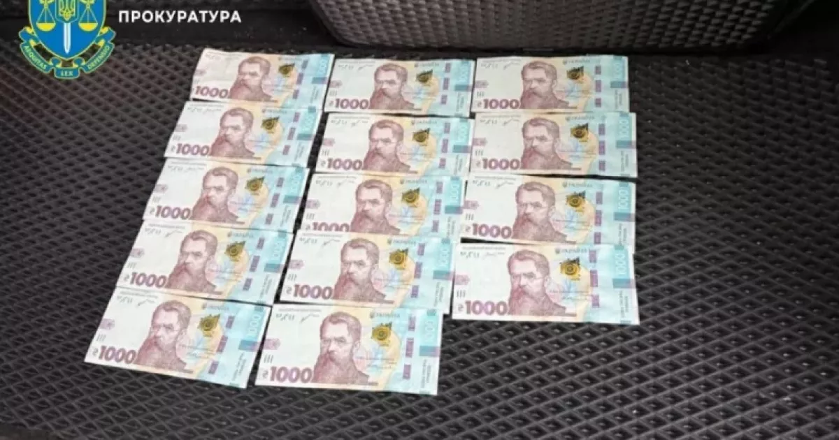 В Києві адміністратор сервісного центру допомагав отримувати водійські права за хабарі