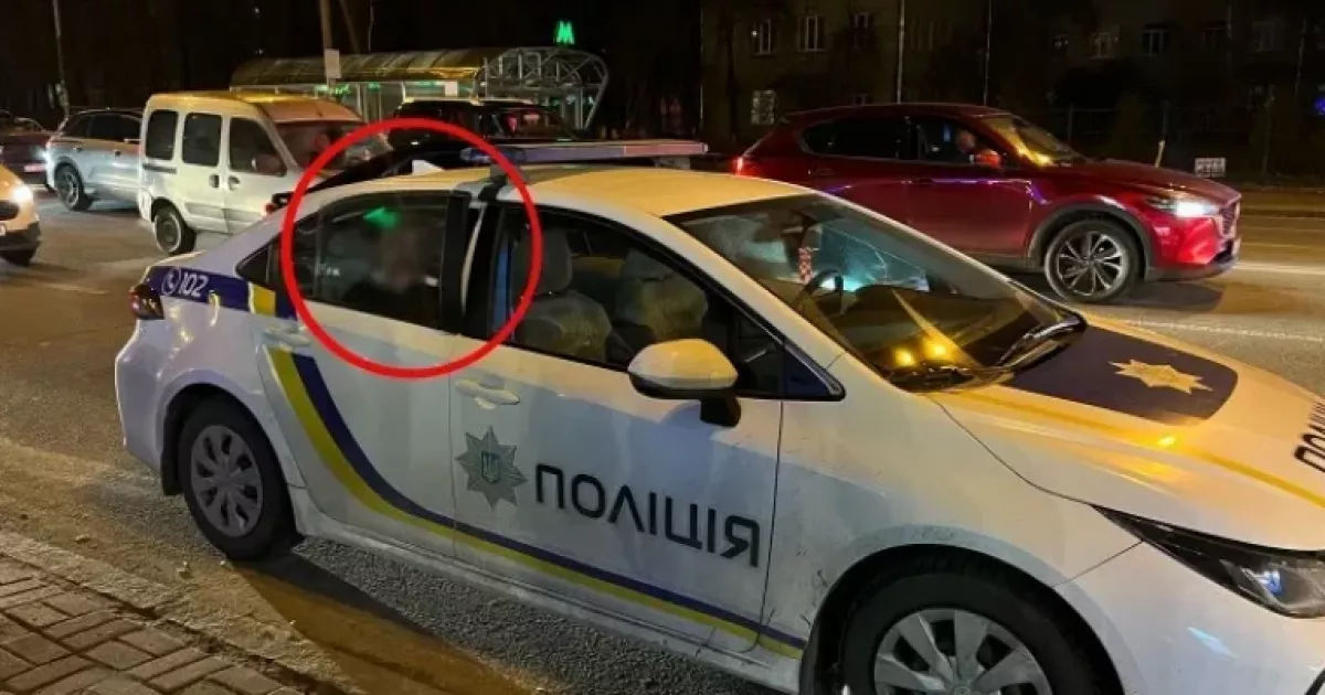Затримання у Києві: чоловік напав на поліцейського та пошкодив авто