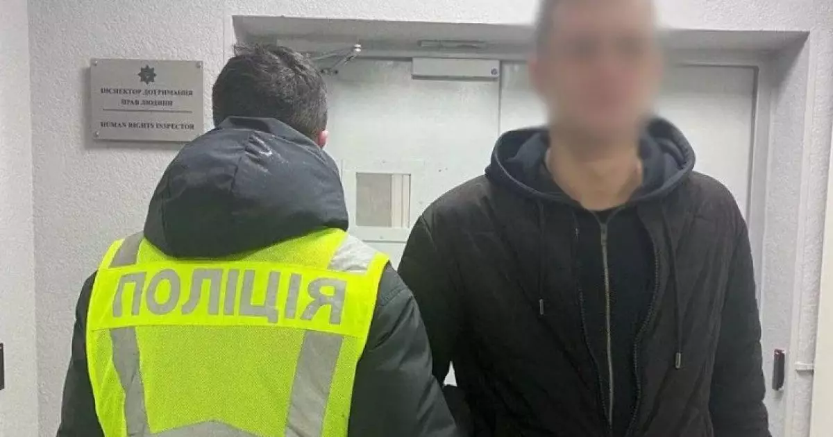 У Києві двоє молодиків напали на військового через гроші