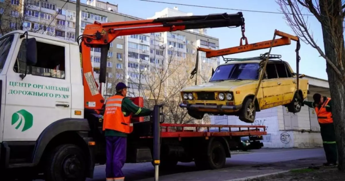 Київ активно евакуює покинуті та пошкоджені автомобілі: що чекає на власників