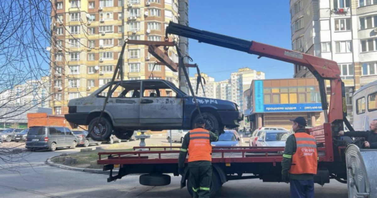 Дарницю звільняють від покинутих автівок: які машини вже прибрали