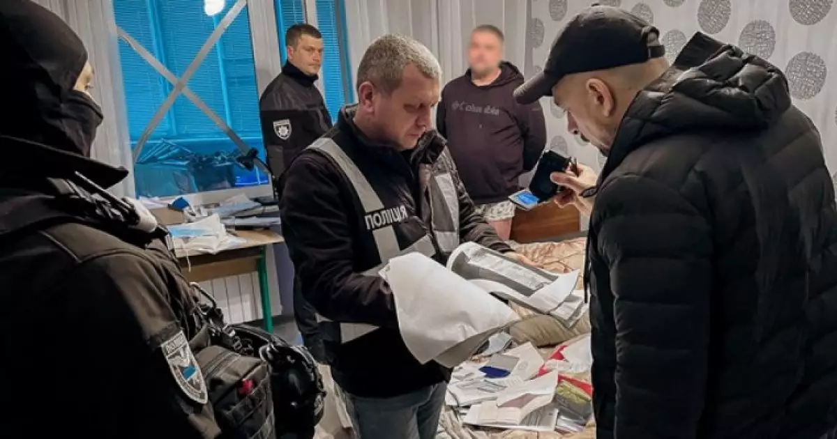 У Києві викрили банду, яка крала авто з арештмайданчиків за фальшивими рішеннями суду