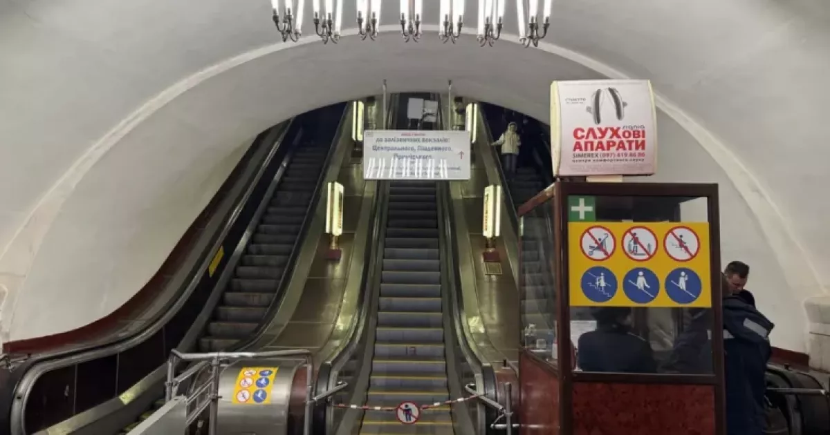 У метро Києва встановили нові наліпки з правилами безпеки на ескалаторах