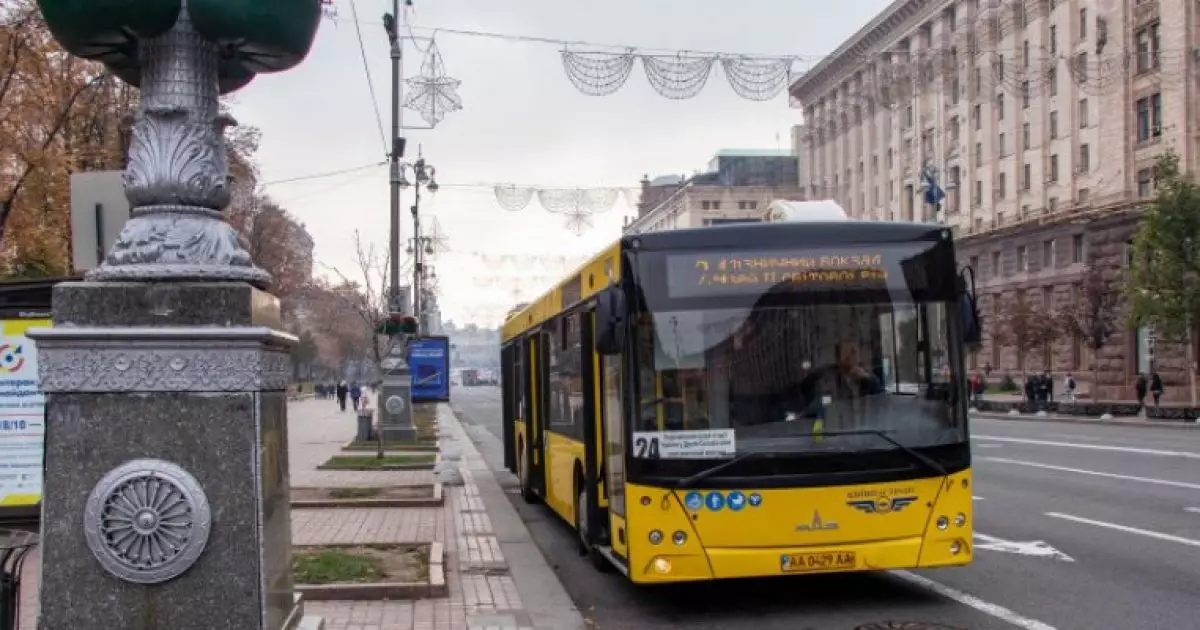 Київський транспорт зупинятиметься біля укриттів під час тривоги: що це означає?