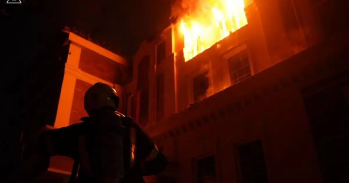 Пожежа у Києві через уламки дрона: що сталося в Подільському районі