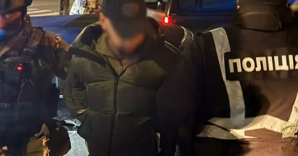 Затримання торговця зброєю у Києві: три автомати, арсенал в авто та арешт