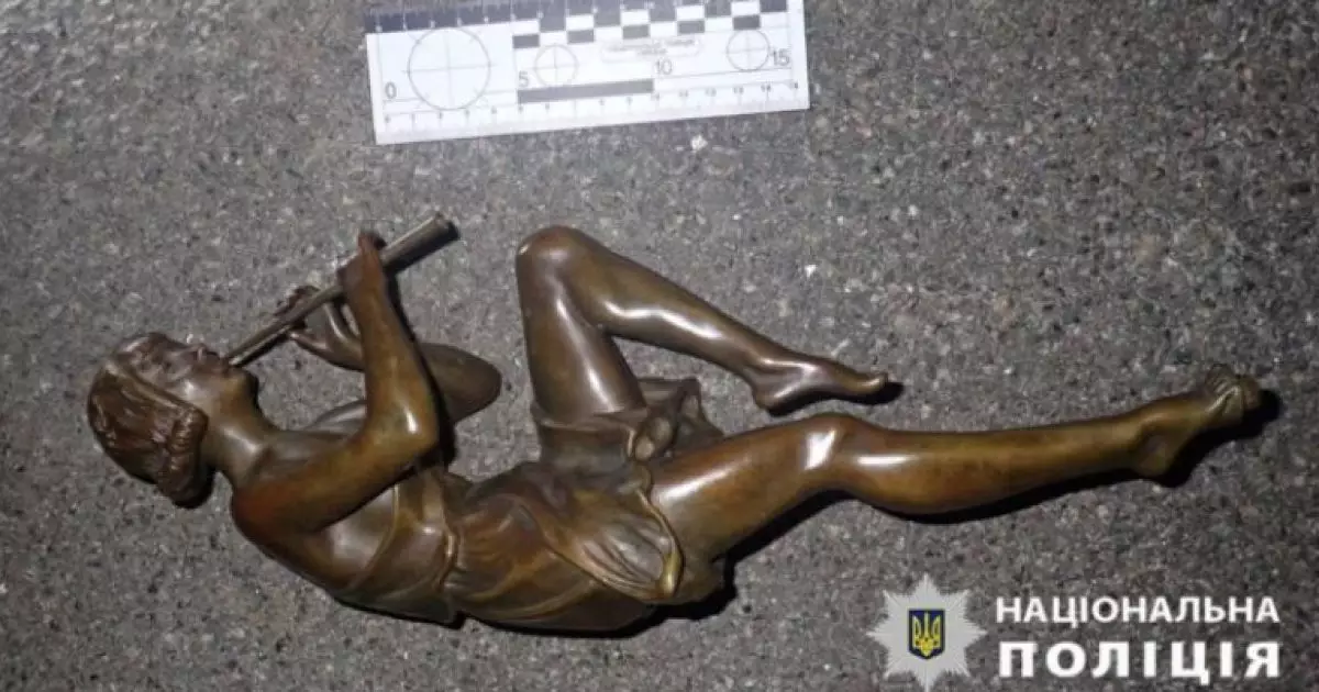У Києві затримали чоловіка за спробу крадіжки антикварних статуеток