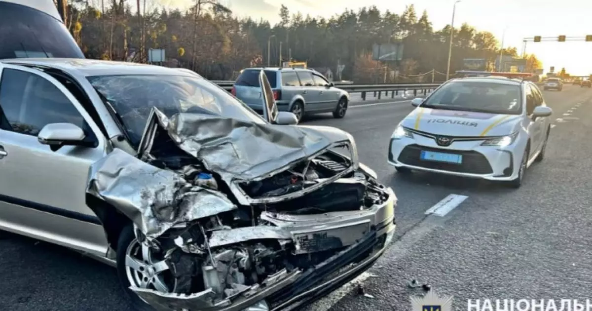 На Київщині в ДТП постраждала 18-річна дівчина: подробиці аварії біля Стоянки
