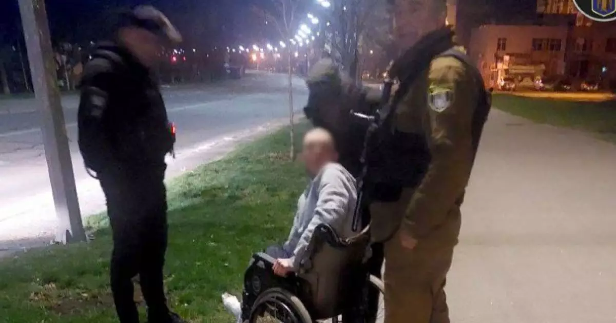 П’яні чоловіки на колісному кріслі: Як у Києві відбувалась шалена втеча з лікарні