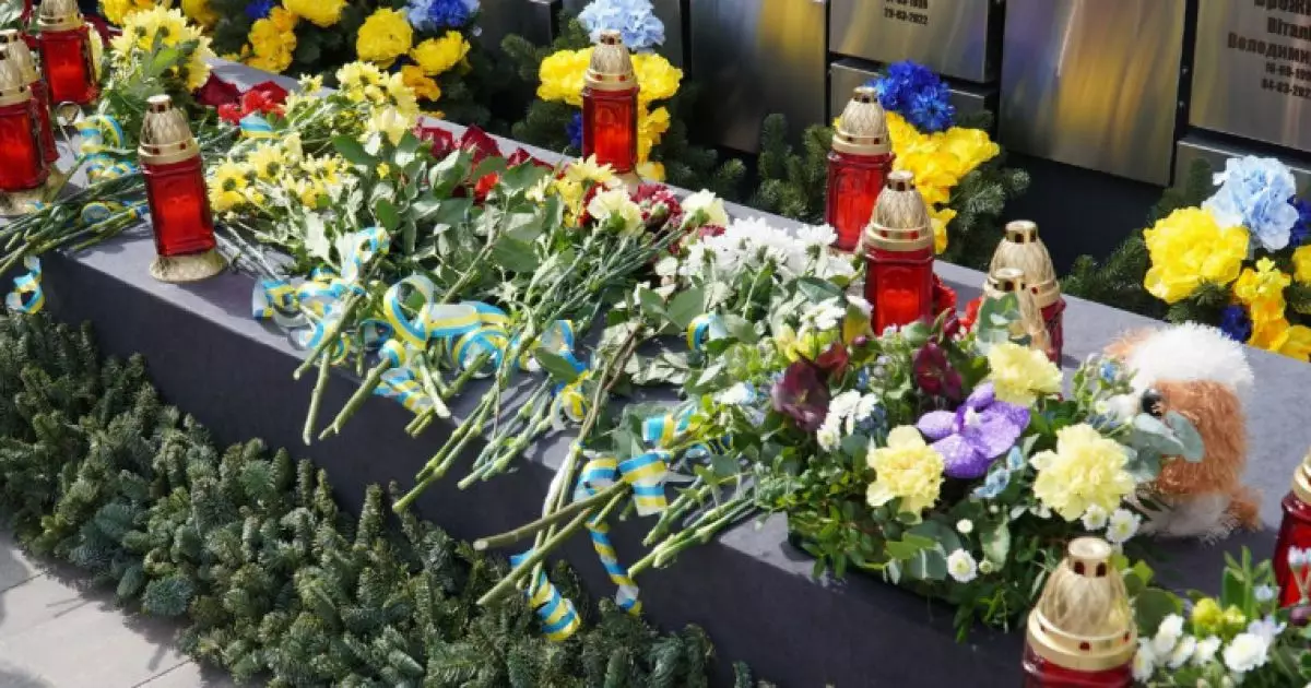Третя річниця звільнення Бучі: сльози та квіти на пам'ять про героїв