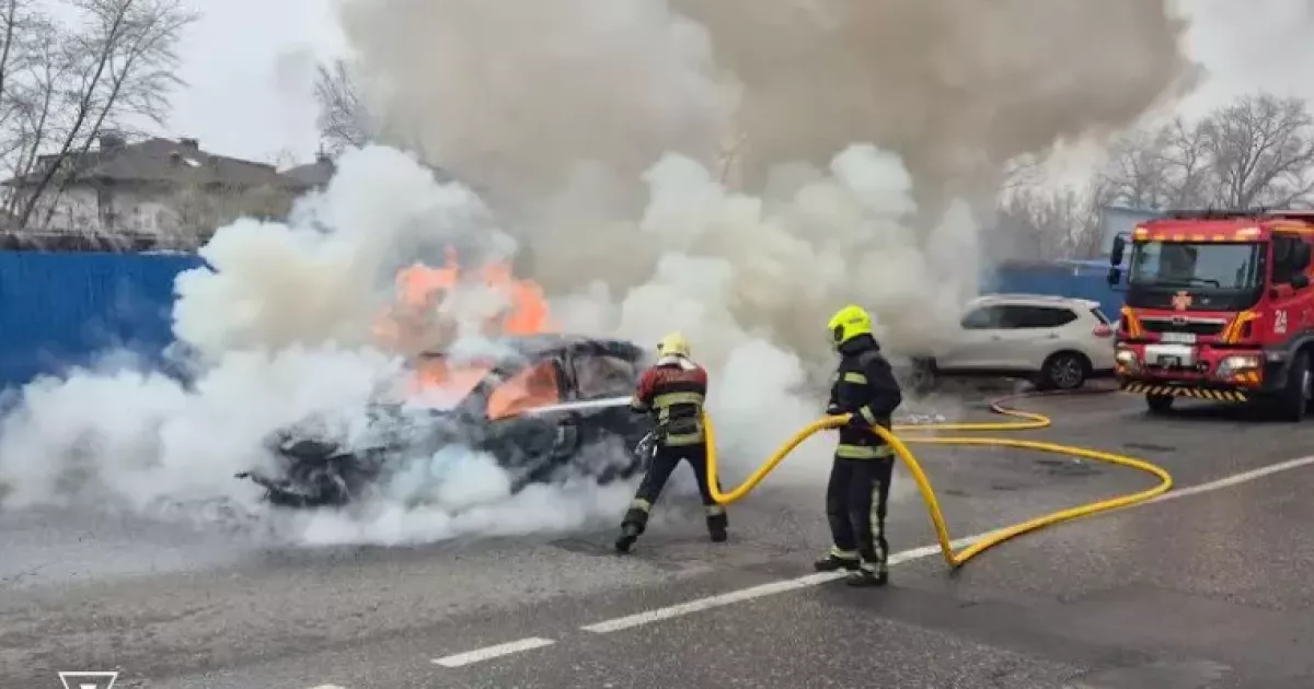 У Києві під час руху загорівся легковик: інцидент у Дарницькому районі