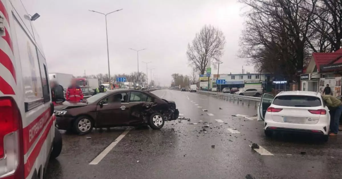 Сильна аварія під Києвом: трасу М-01 перекрито, рух паралізовано
