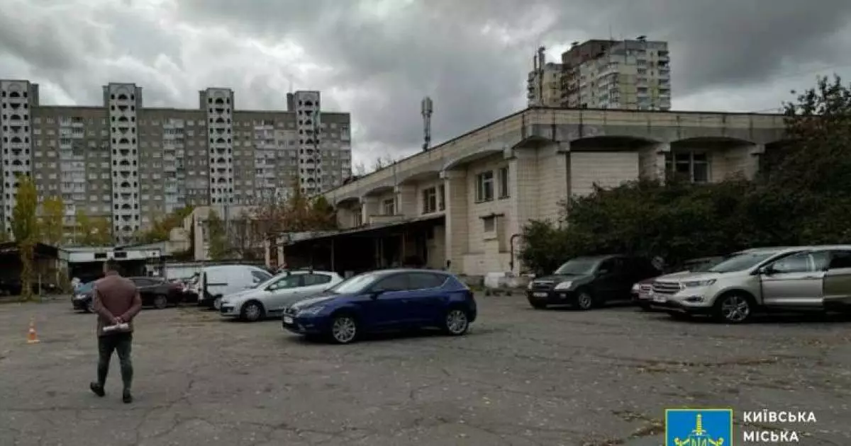 Скандал у Києві: прокуратура вимагає розірвати договір оренди через паркування замість будівництва
