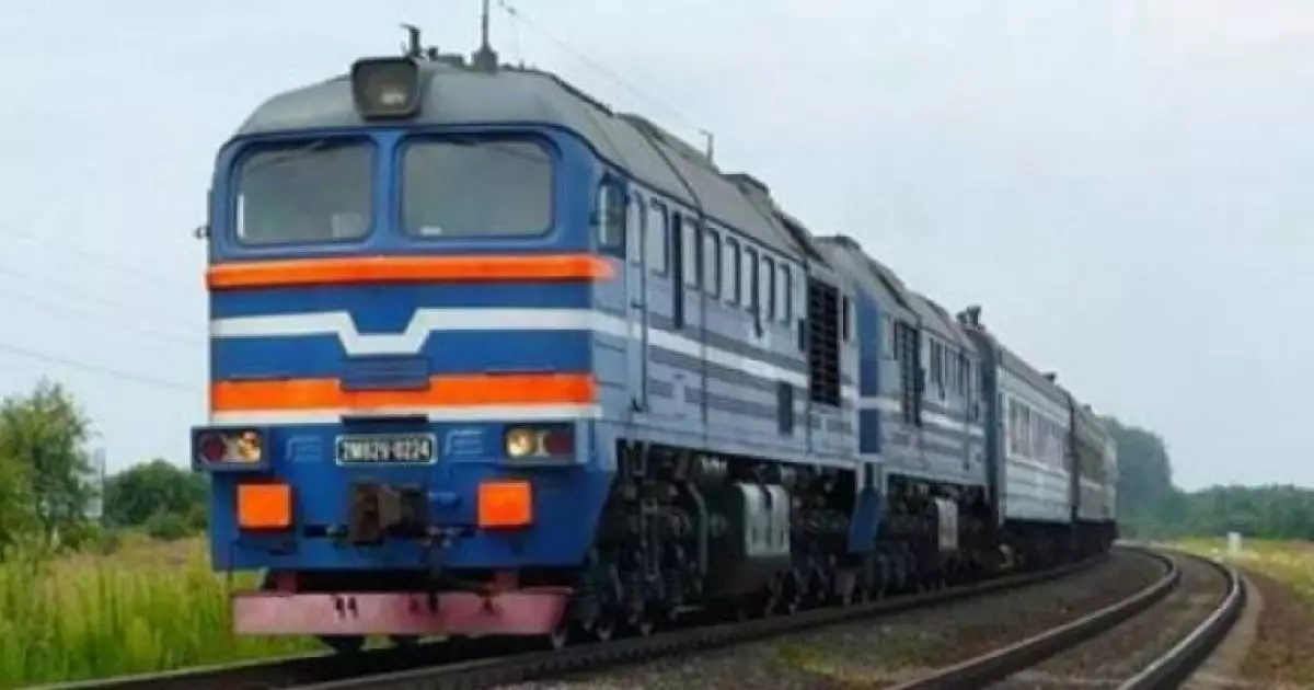 Потяг Київ–Чернівці зупинився біля Ірпінської набережної: пасажири йшли пішки