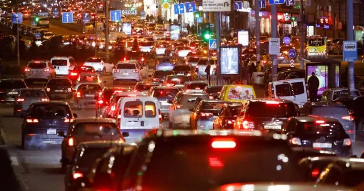 Часткові перекриття доріг у Києві: де зараз найбільші затори