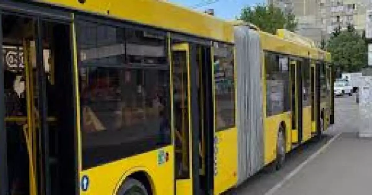 У Києві водієві тролейбуса стало зле за кермом: аварія на проспекті Свободи
