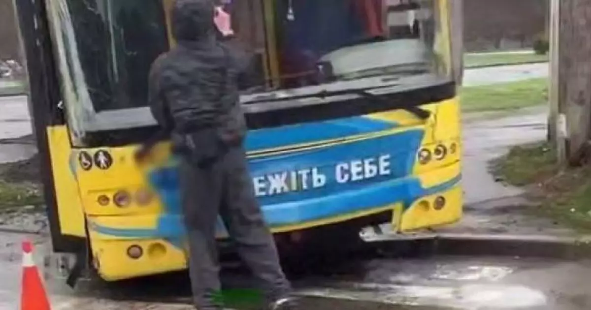 Скандал у Києві: молодики розмалювали тролейбус після ДТП і потрапили в поліцію