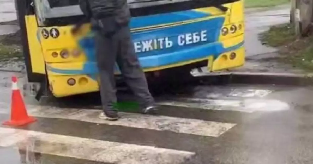 Хуліганство у Києві: молодики розмалювали тролейбус після ДТП