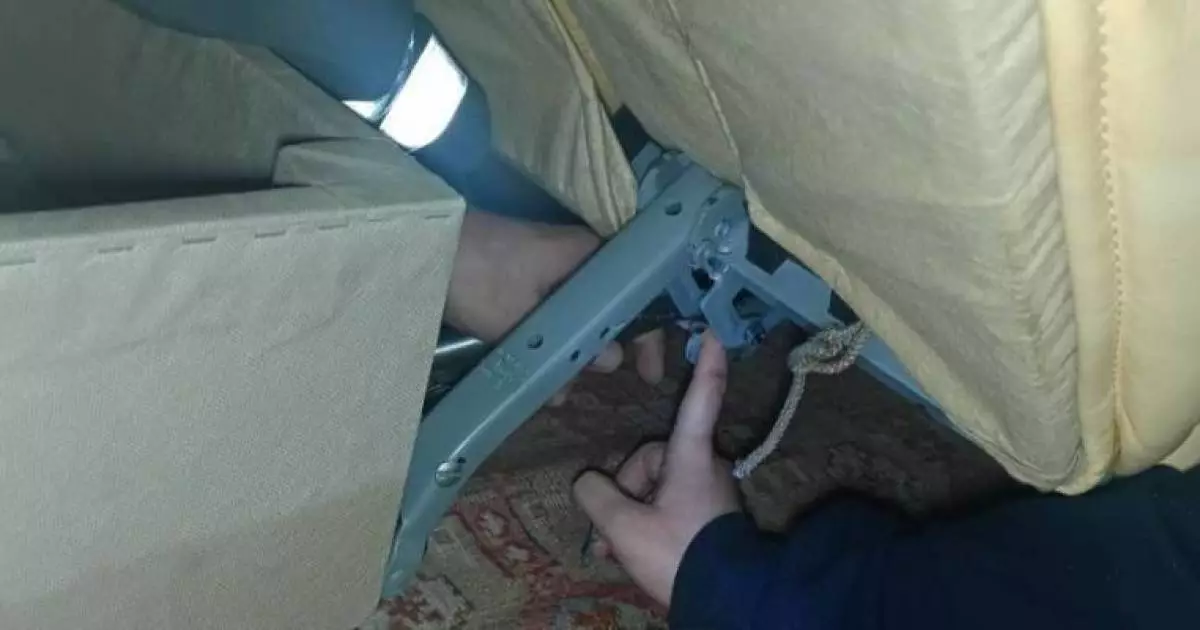 У Києві дівчина застрягла в дивані: довелося викликати рятувальників
