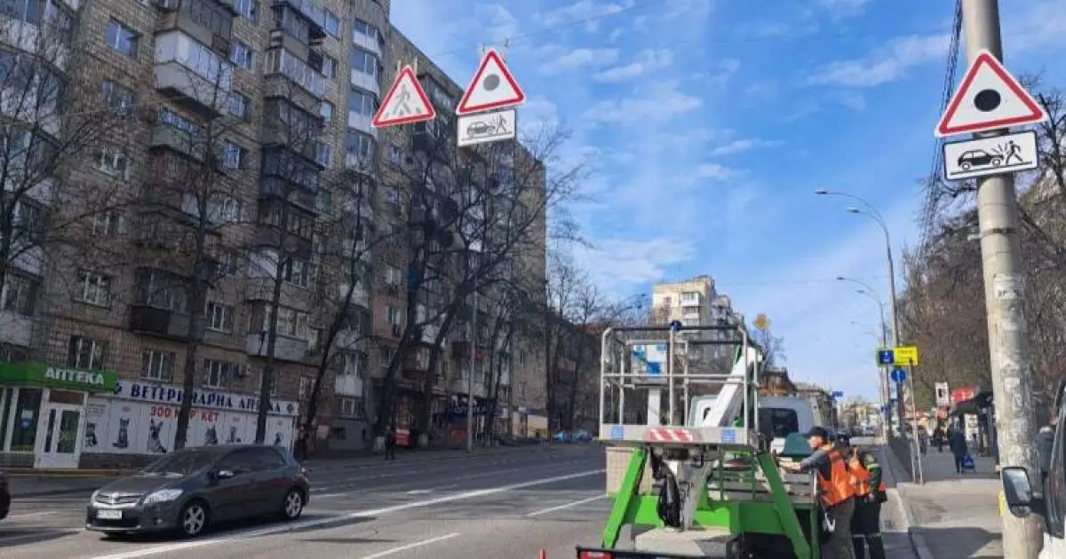 У Києві встановлюють знаки на найнебезпечніших ділянках: що треба знати водіям