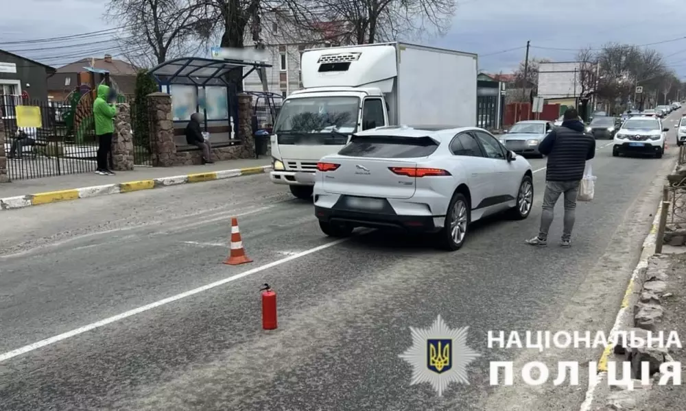ДТП у Святопетрівському: водій Jaguar збив пішохода на червоне світло
