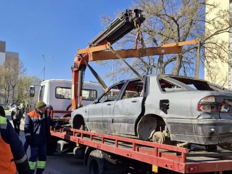 Оболонь без металобрухту: Київ масово прибирає покинуті авто