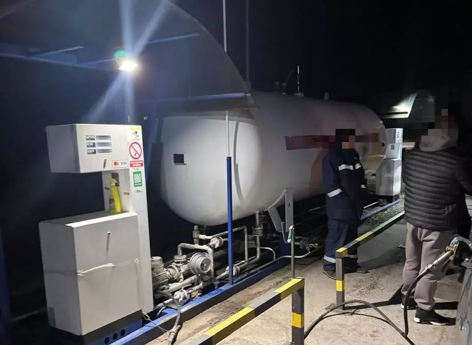 На Київщині організатор нелегальної АЗС збував контрафактне пальне