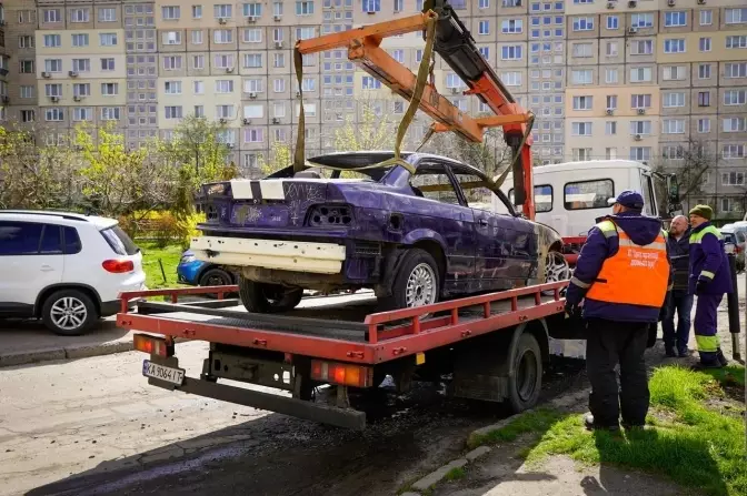 У Києві стартувала кампанія з прибрання покинутих автомобілів в Оболонському районі