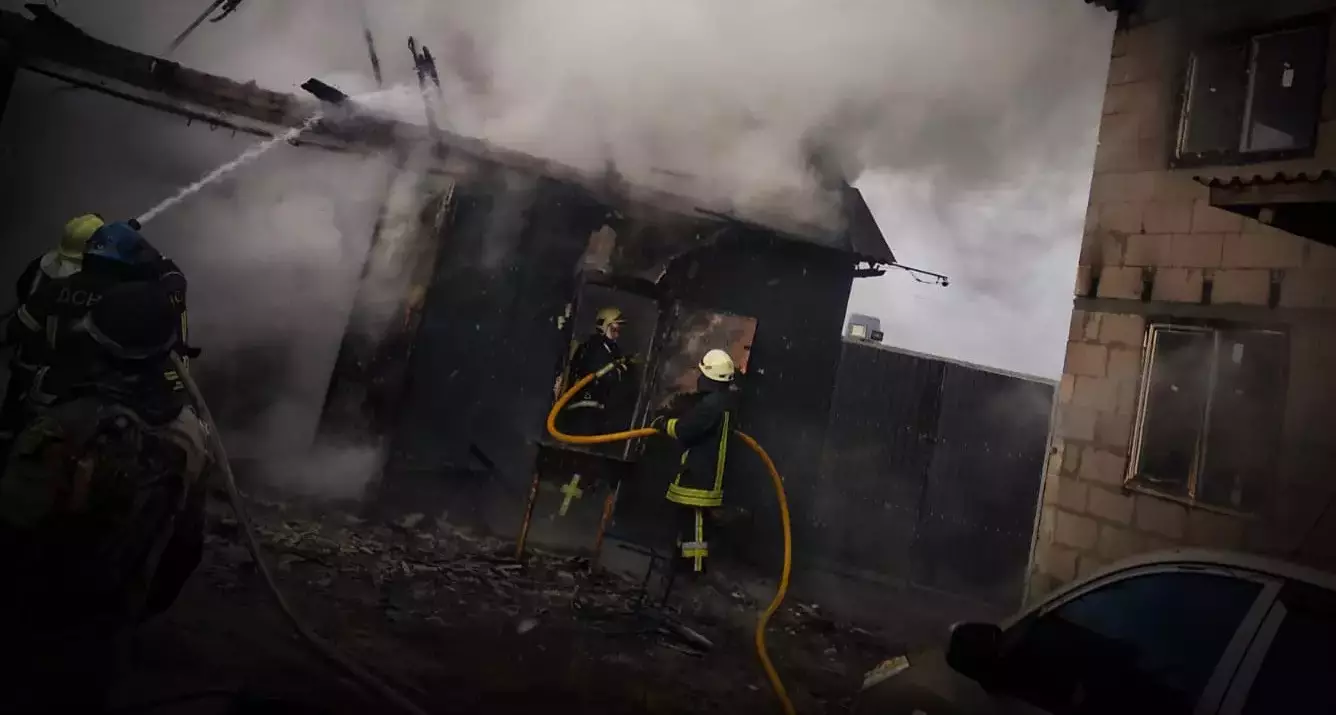 У Гостомелі сталась пожежа в гаражі: двоє чоловіків у лікарні з опіками