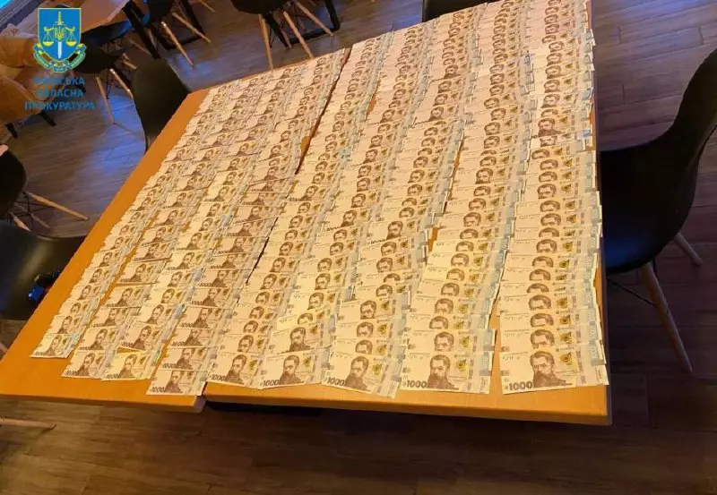 На Київщині подружжя чиновників спіймали на хабарі у 230 тисяч гривень: деталі справи