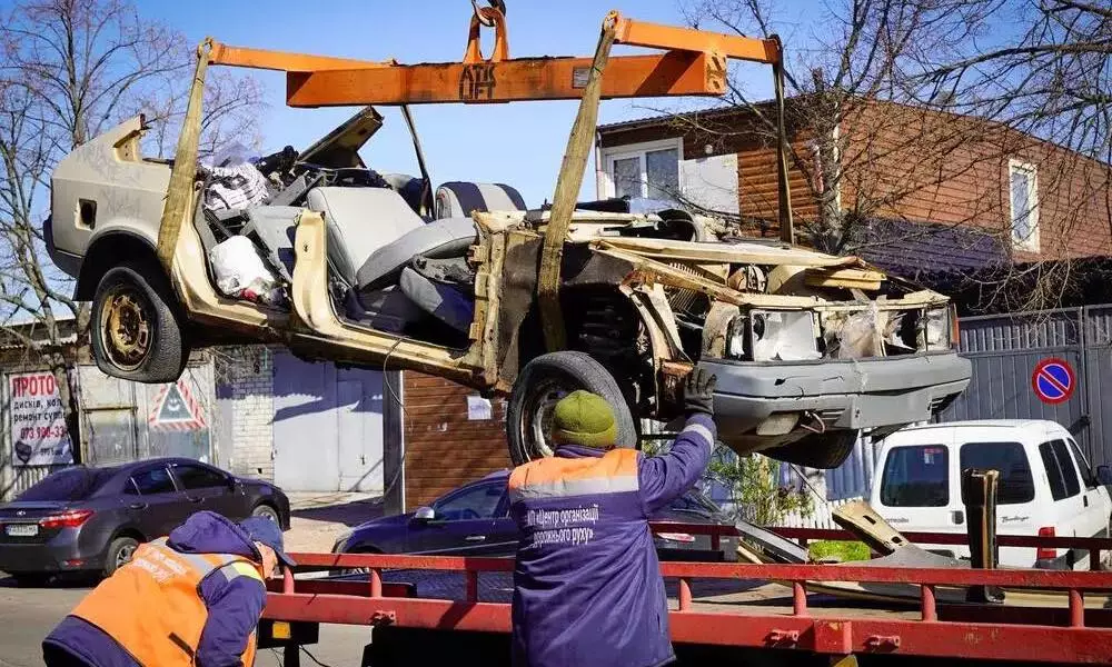 У Києві прибрали 14 покинутих авто на Оболоні за один день