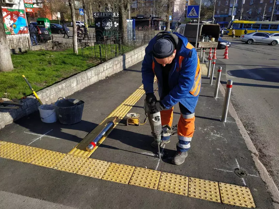 У Києві облаштували безбар’єрні підходи до лікарень у двох районах