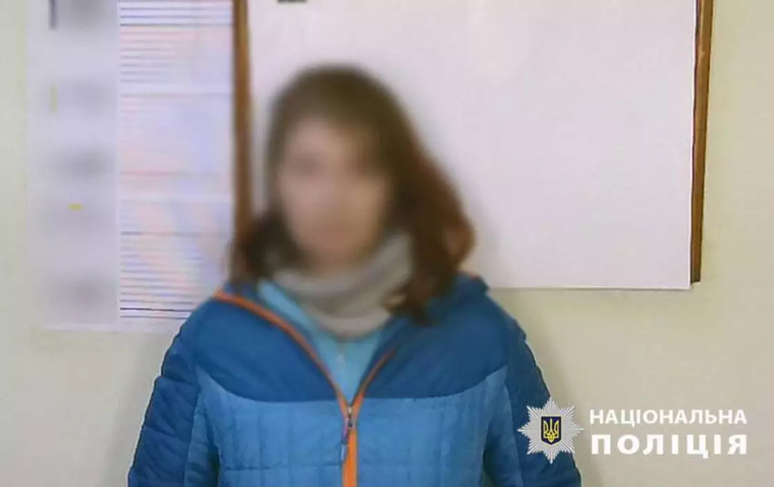 Підпалила двері, побила слідчого: скандал у київській багатоповерхівці