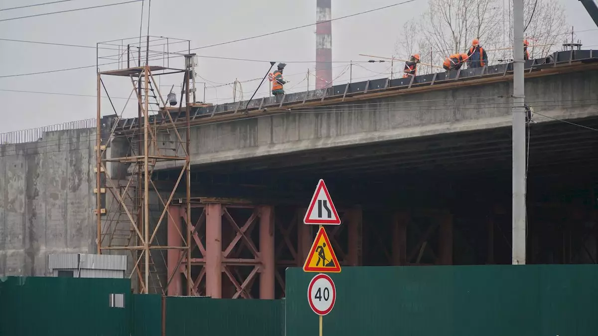 Видубичі: старий міст над залізницею нарешті ремонтують